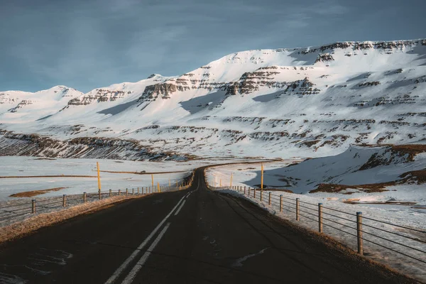 Rue Highway Ring Road No. 1 en Islande, avec vue vers l'est et la montagne. Côté Est si le pays. Concept de voyage sur route. — Photo