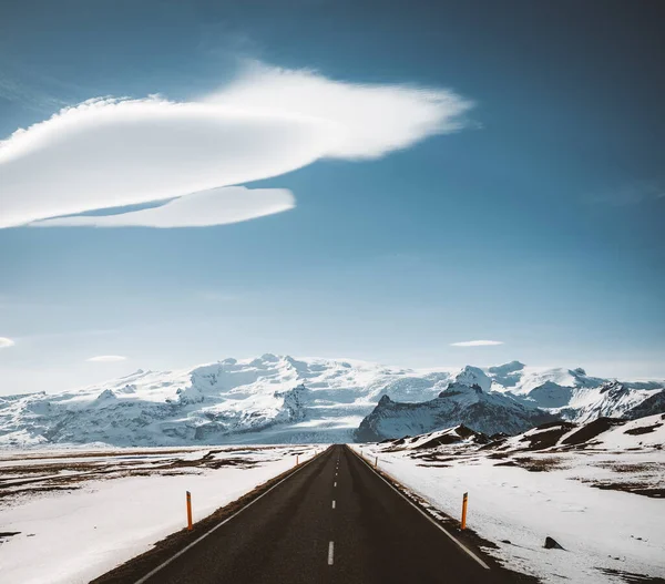 Straat Highway Ring weg nummer 1 in IJsland, met uitzicht op enorme gletsjer met prachtige lenticulaire wolken. Zuidelijke kant als het land. Reis over de weg. — Stockfoto