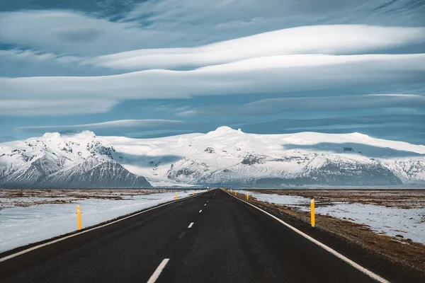 Street Highway Ring road č.1 na Islandu, s výhledem na masivní ledovec s krásnými čočkovitými mraky. Jižní strana, pokud země. Road trip travel concept. — Stock fotografie