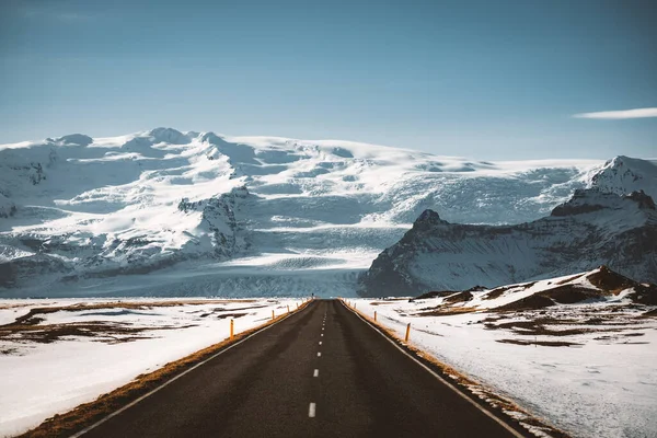 Street Highway Ring road No.1 in Iceland, with view towards massive glacier. Southern side if the country. Road trip travel concept. — Stockfoto