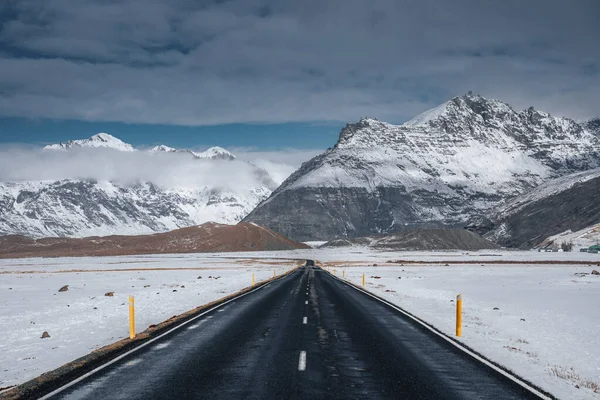 Street Highway Ring road No.1 in Iceland, with view towards mountain. Southern side if the country. Road trip travel concept. — Fotografia de Stock