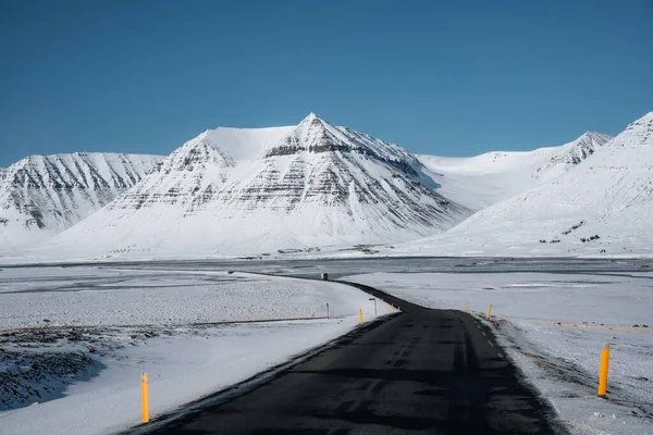 Winter roadtrup Island. Street Highway Ring väg nr 1 på Island, med utsikt mot berget. Södra sidan om landet. Koncept för resor på väg. — Stockfoto