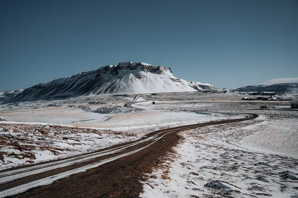 Winter roadtrup Iceland. Street Highway Ring road No.1 in Iceland, with view towards mountain. Southern side if the country. Road trip travel concept. — Stock Fotó