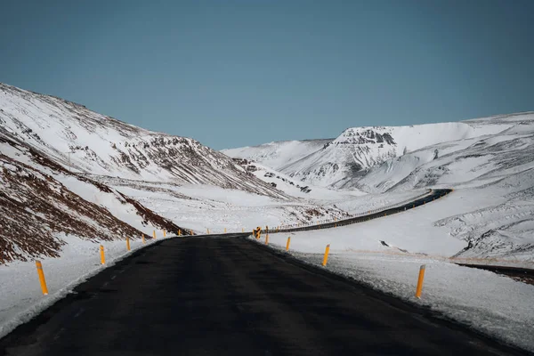 Winter roadtrup Iceland. Street Highway Ring road No.1 in Iceland, with view towards mountain. Southern side if the country. Road trip travel concept. — 스톡 사진