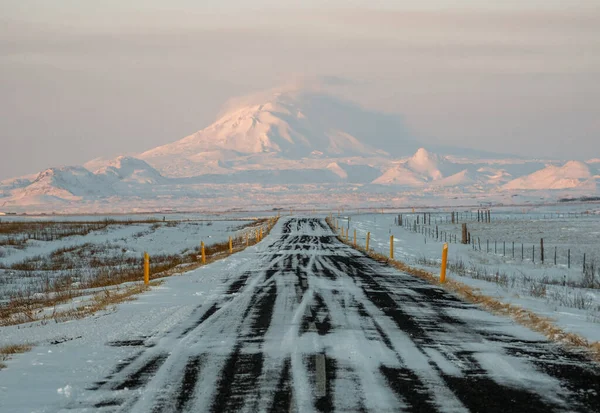 İzlanda 'da bir numaralı cadde çevre yolu. Dağ manzaralı. Ülkenin güney yakası.. — Stok fotoğraf