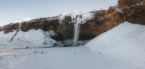 Den vackra Seljalandsfoss på Island under vintern täckt med snö. — Stockfoto