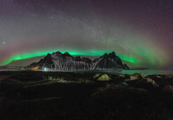 Vestrahorn Stockknes sıradağları. Aurora Borealis ve İzlanda sahillerinde yansıması var. İzlanda 'nın en ünlü doğa mirasından biri.. — Stok fotoğraf