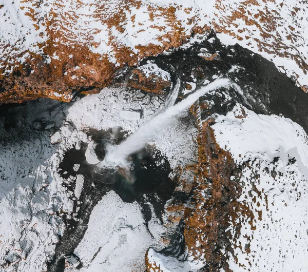 Kilátás a Kvernufoss vízesés repülő drónjáról. Csodálatos tél a tiszta víz folyóban Izlandon, Európában. Szépség természet koncepció háttér. — Stock Fotó