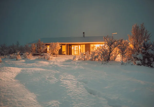 Casa de invierno en montaña con paisaje panorámico de nieve fresca. Hermosa luz en Navidad — Foto de Stock