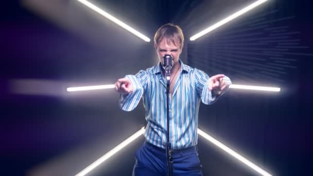 Potret seorang pria dengan kumis dan jenggot bernyanyi ke mikrofon di atas panggung — Stok Video