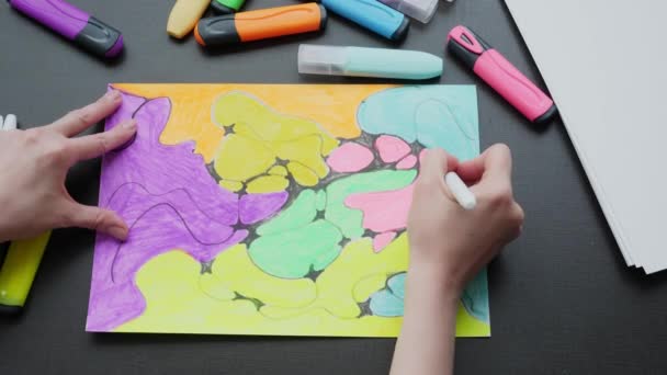 Neurographics close-up top view. a female hand paints a drawing with black neurographic lines with colored markers — Vídeo de stock