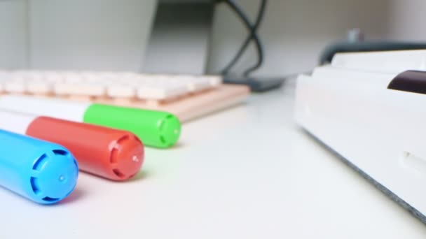 Detailed extreme close-up, multi-colored markers, computer keyboard and audio card on a desk — Vídeo de Stock