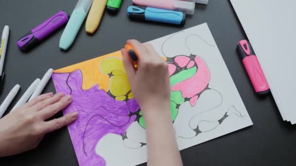 Neurographics close-up top view. a female hand paints a drawing with black neurographic lines with colored markers — Vídeo de Stock