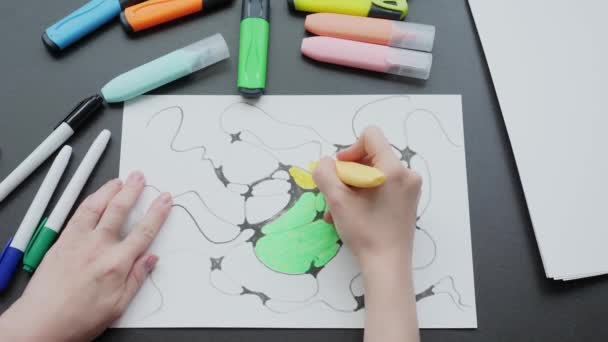 Neurographics close-up top view. a female hand paints a drawing with black neurographic lines with colored markers — Vídeos de Stock