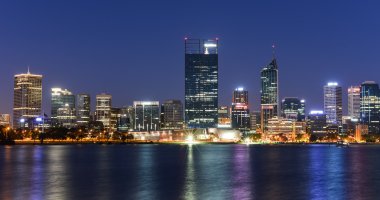 Kuğu suya yansıyan perth manzarası