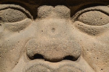 olmec kafasına taş oyma