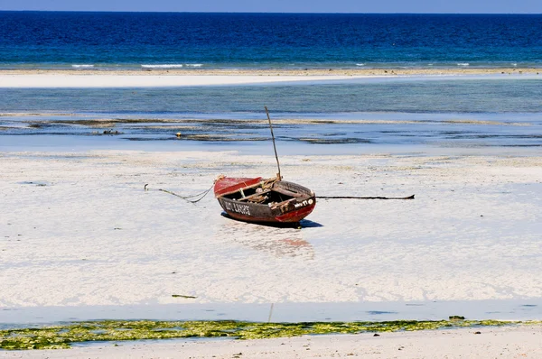 Boat on the Sand, Tanzania — Stock Photo, Image