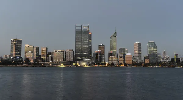 Perth Skyline spiegelt sich im Schwanenfluss — Stockfoto