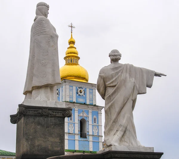 Monument voor prinses olga, st. andrew in vierkante mikhaylovskaya — Stockfoto