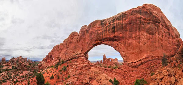 Вежі arch через Південь вікна — стокове фото