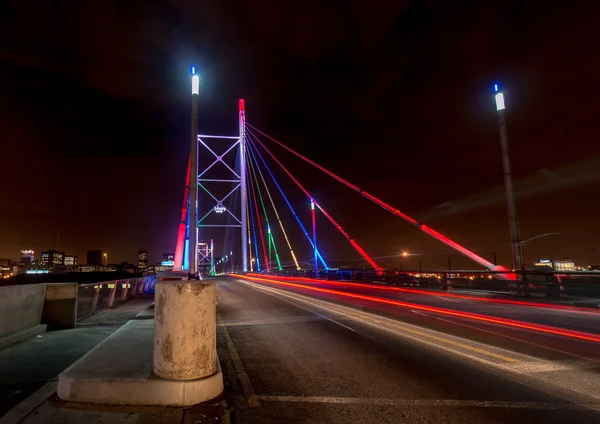 Мост Нельсона Манделы ночью — стоковое фото