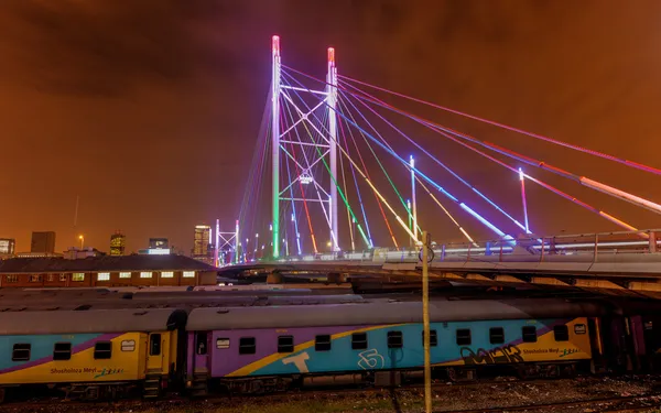 Nelson mandela bridge bei Nacht — Stockfoto