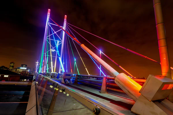 Мост Нельсона Манделы ночью — стоковое фото