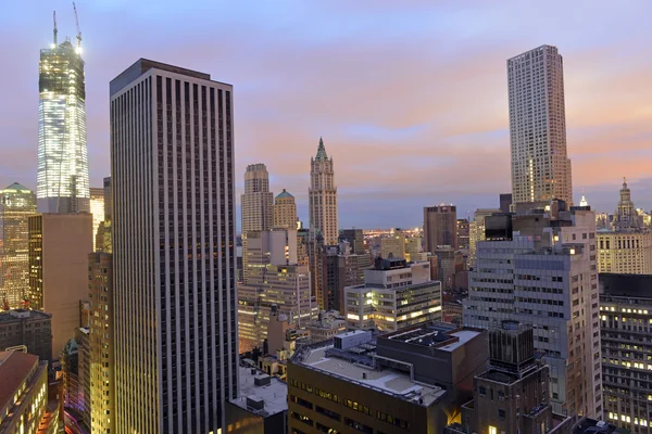 Закат над темным Манхэттеном — стоковое фото