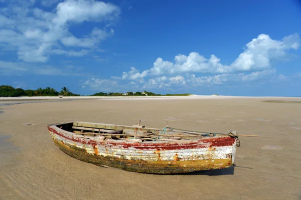 Boat along Magaruque Island — Stock Photo, Image