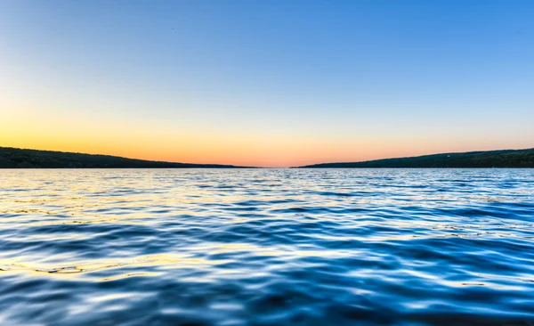 夕暮れ時にセネカ湖 — ストック写真