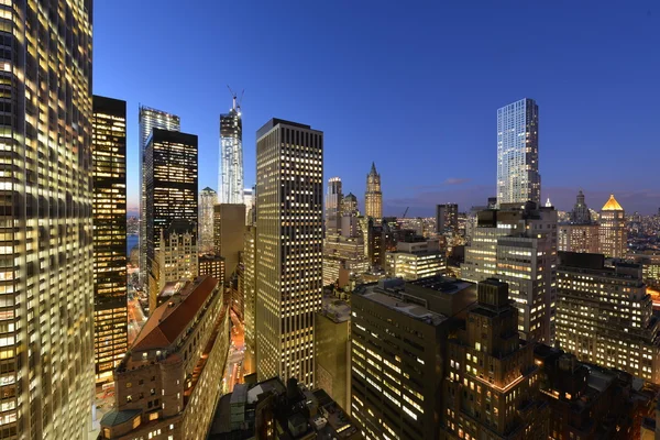Сумерки над Нижним Манхэттеном — стоковое фото