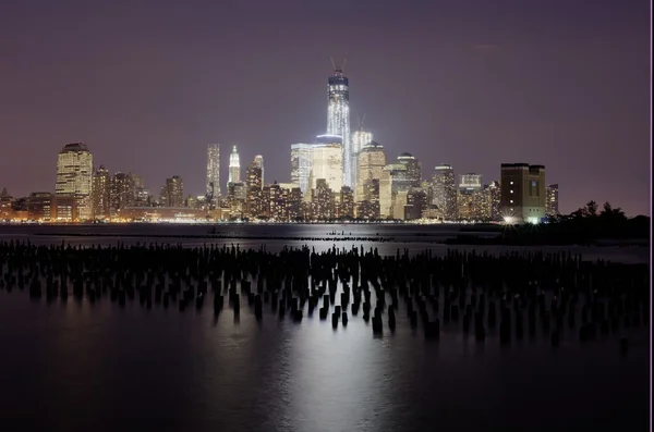 在晚上从新泽西的曼哈顿下城的视图. — 图库照片