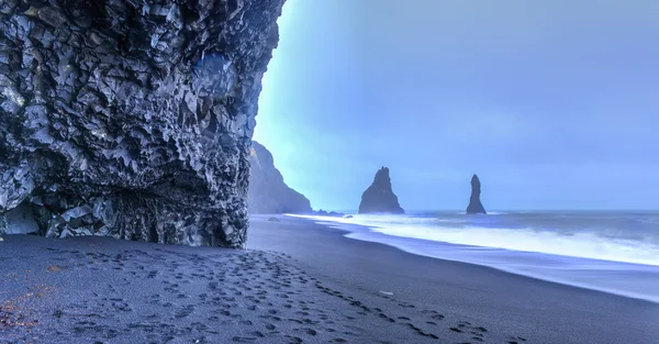 Reynisdrangar formacje skalne na reynisfjara plaży — Zdjęcie stockowe