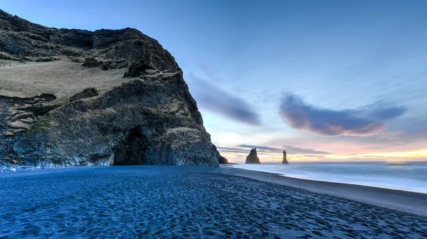 Reynisdrangar na reynisfjara plaży — Zdjęcie stockowe