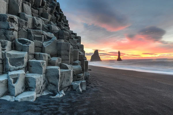 Reynisdrangar sur la plage de Reynisfjara — Photo