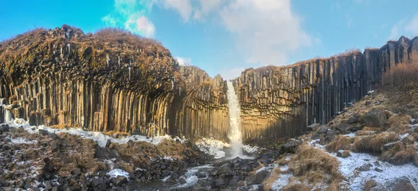 Svartifoss （黑色瀑布） 全景 — 图库照片