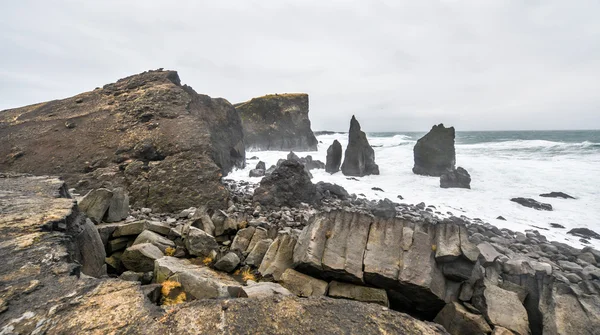 Costa rochosa perto de Reykjanes, Islândia — Fotografia de Stock