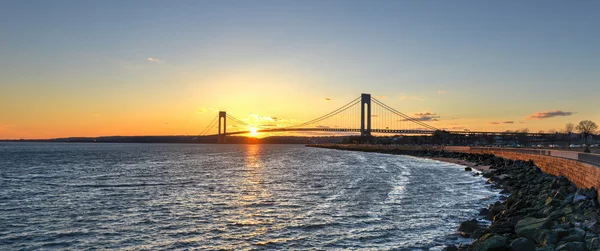 Verrazano Köprüsü günbatımında daraltır. — Stok fotoğraf