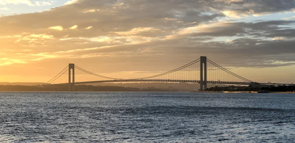 Verrazano zužuje most při západu slunce — Stock fotografie