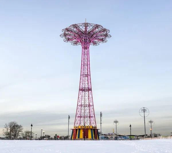 Sauter en parachute à Coney Island — Photo