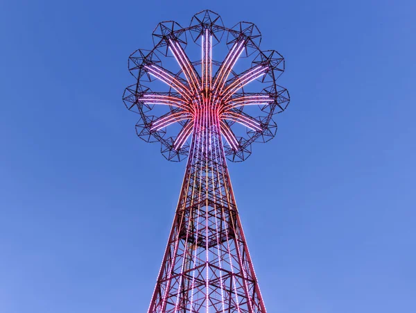 Sauter en parachute à Coney Island — Photo