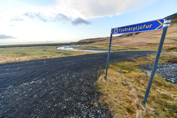 Fjadrargljufur túra kaňonem, Island — Stock fotografie