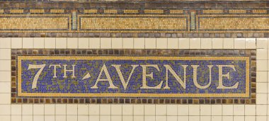 Yedinci Cadde istasyonuna metro işareti