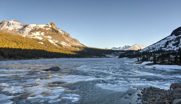 Tioga lake als het ontdooit bij zonsondergang, yosemite national park. — Stockfoto