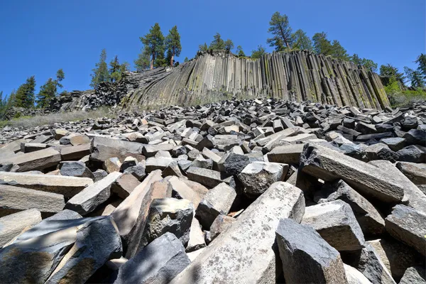 Basalt formationer på djävulens Postpile nationalmonument — Stockfoto