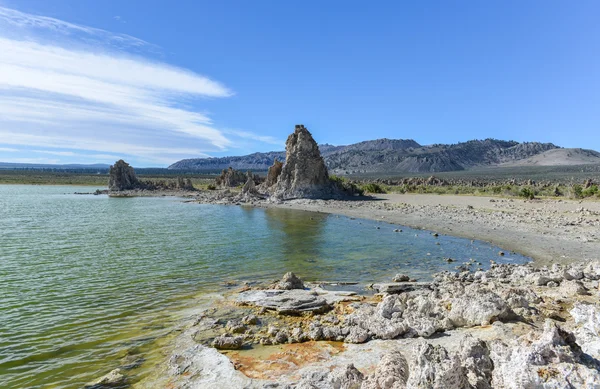 钙华形成的单声道湖，加利福尼亚州 — 图库照片