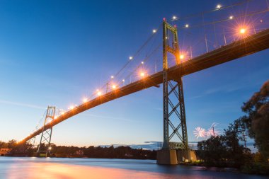 Puente de mil islas en la noche