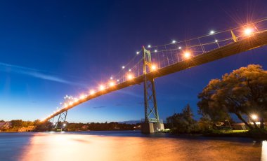 Puente de mil islas en la noche