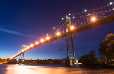Puente de mil islas en la noche