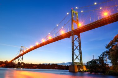 Puente de mil islas en la noche